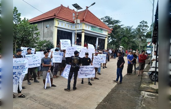 Ratusan Warga Duduki Kantor Balai Desa Kedoyo, Tulungagung Tuntut Lengserkan&nbsp;Sekdes