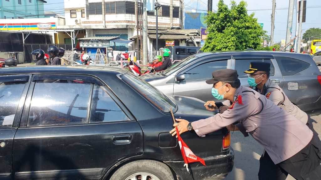 Aksi Sigap Personel Pos Pam Polresta Cirebon Bantu Mobil Pemudik Yang Mogok di&nbsp;Palimanan