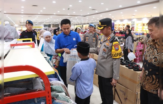 Senangnya Anak Yatim Diajak Kapolres Belanja Baju Lebaran di&nbsp;Mal