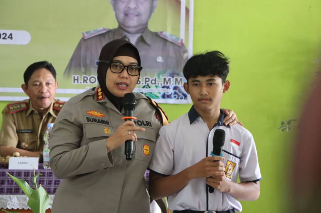 Kapolresta Cirebon Berikan Penyuluhan Kamtibmas kepada Siswa SMPN 1 Pasaleman dan SMPN 1&nbsp;Waled
