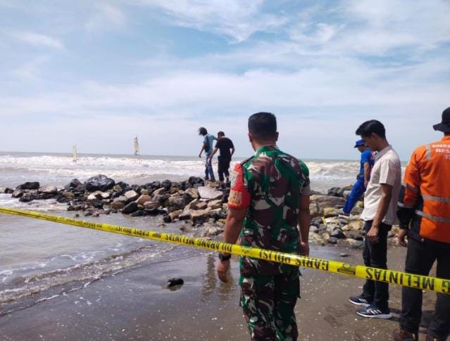 Tragis!! 4 Orang Tenggelam di Pantai Cemara Indah&nbsp;Balongan