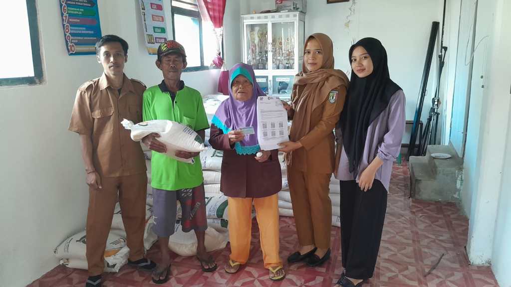 Solidaritas Terwujud: Pekon Waringin Sari Timur Bagikan Beras ke 558&nbsp;KPM