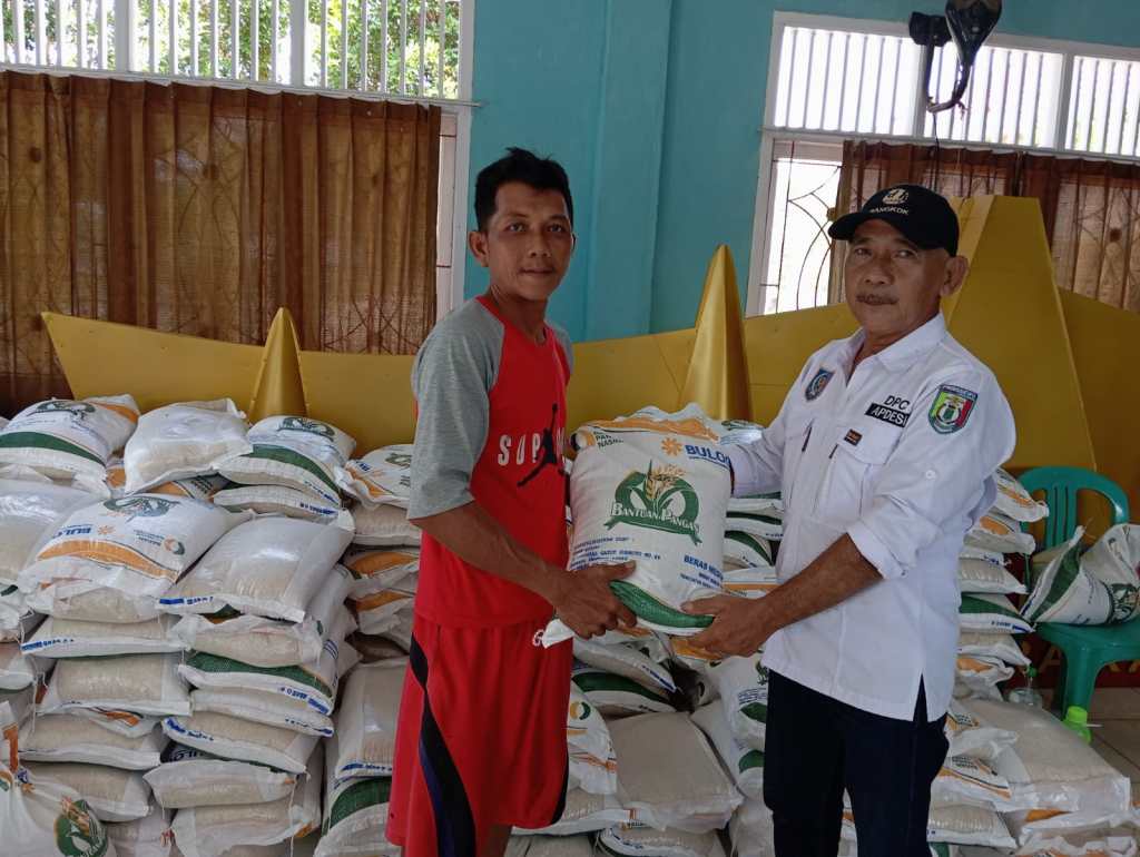Kepala Pekon Fajar Baru Distribusikan Bantuan Beras Hadapi El&nbsp;Nino