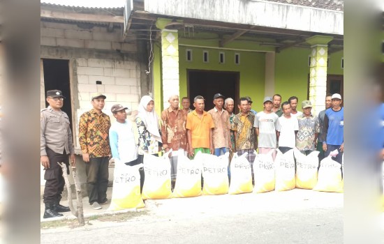 Polisi di Sumberrejo Ini Kawal Pembagian Bantuan Pupuk di&nbsp;Sumberharjo