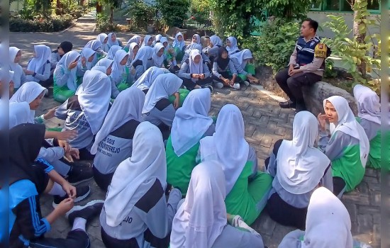 Tanamkan Sikap Disiplin dan Karakter Siswa, Anggota Polsek Sumberrejo Berikan Materi di SMP N 2&nbsp;Sumberrejo
