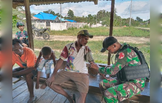 Program Yan-Kes Sat-Gas Yonif 122/TS Dengan Berikan Penanganan Dan Cek Warga Yang&nbsp;Sakit