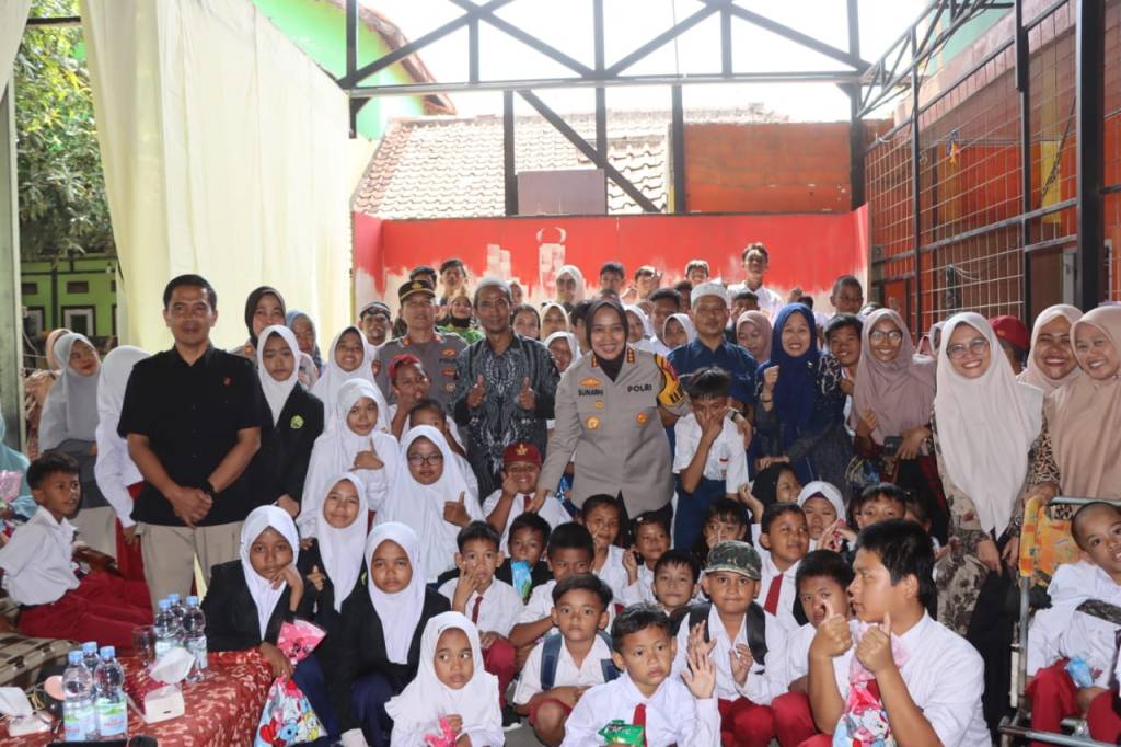 Peringati Hari Anak Nasional, Polresta Cirebon Kunjungi SLB ABCD Bina&nbsp;Mandiri
