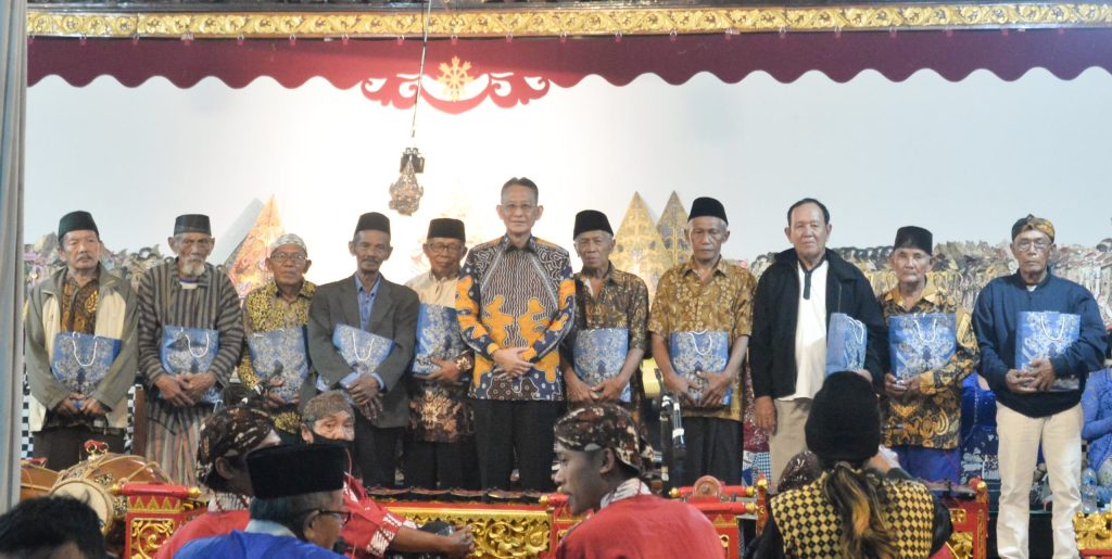 Adi Erlansyah Hadiri Wayang Kulit dalam Rangka Bersih Desa Sekaligus Peringatan Tahun Baru 1446&nbsp;Hijriah