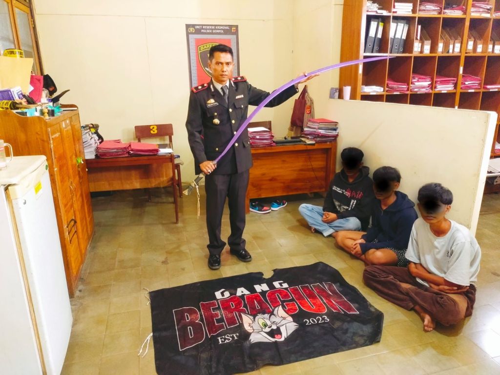 Polsek Gempol Amankan Tiga Pemuda Membawa&nbsp;Sajam