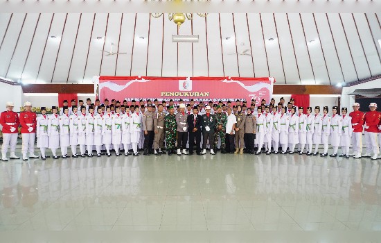 Paskibraka Bojonegoro Dikukuhkan Pj Bupati, Siap Kibarkan Sang Merah&nbsp;Putih