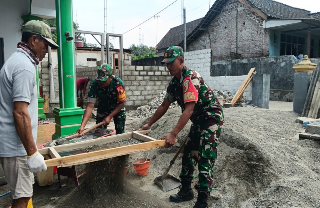 Kompak, Bersama Warga Karangrejo Babinsa Koramil Garum Bantu Renovasi Rumah Bapak&nbsp;Lamidi